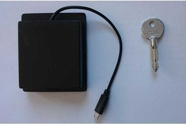 Mehanski ključ in zunanji napajalnik za odpiranje v sili Indel B (Z999/1044)