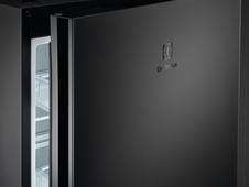 Prostostoječi hladilnik Electrolux LNT7ME32M1